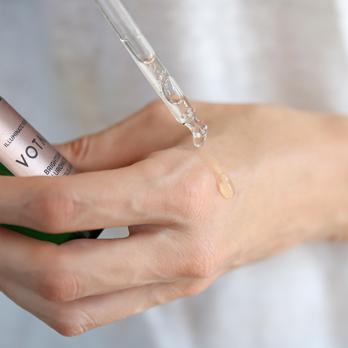 Brightening Hyaluronic Serum - Narcissus and AHAs